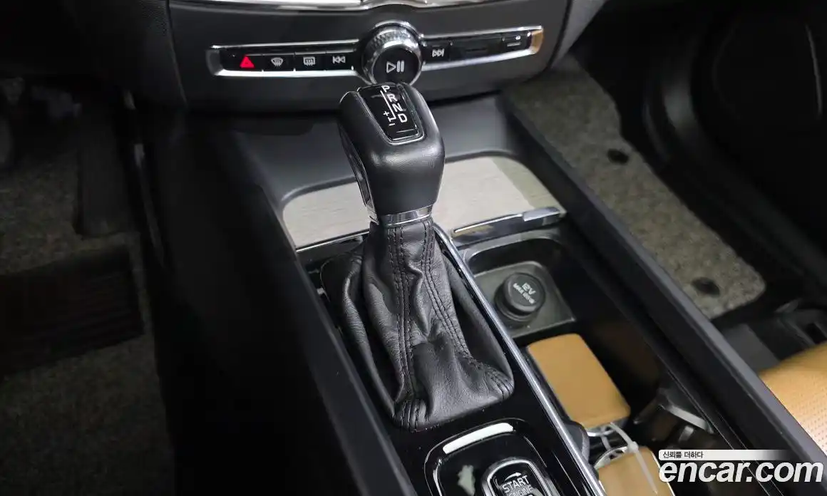 Volvo XC60 2018 2.0 автомат (гидро), фото 12