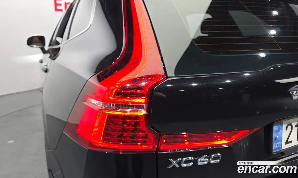 Volvo XC60 2018 2.0 автомат (гидро), фото 9