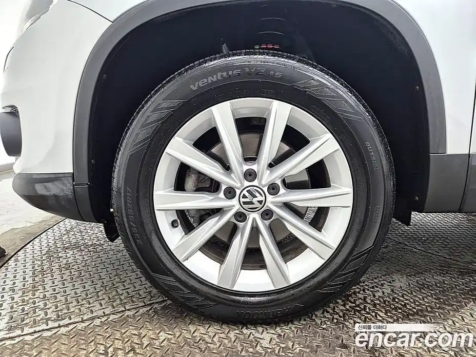 Volkswagen Tiguan 2013 2.0 автомат (гидро), фото 17