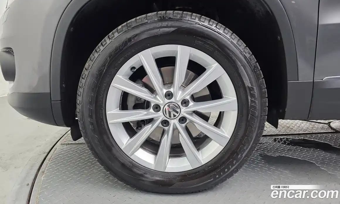 Volkswagen Tiguan 2013 2.0 автомат (гидро), фото 5