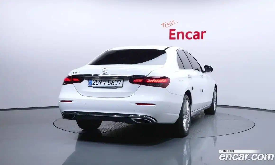 Mercedes-Benz E-Class 2023 2.0 автомат (гидро), фото 4