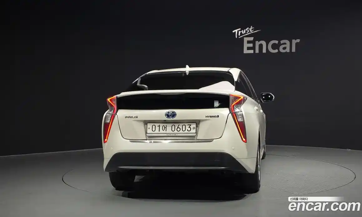 Toyota Prius 2016 1.8 автомат (гидро), фото 4 Toyota Prius 2016 1.8 автомат (гидро), фото 4