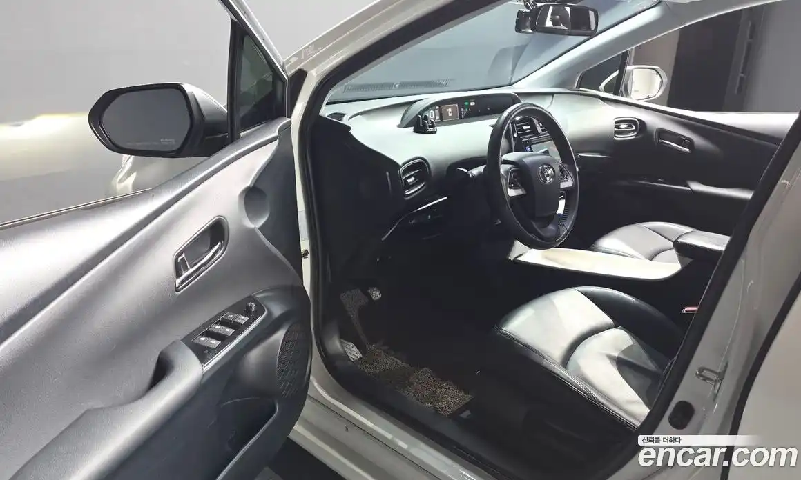 Toyota Prius 2016 1.8 автомат (гидро), фото 10 Toyota Prius 2016 1.8 автомат (гидро), фото 10