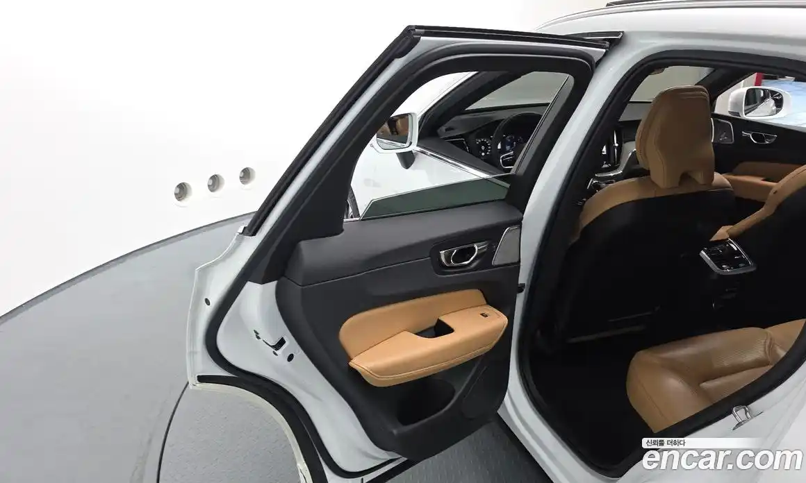 Volvo XC60 2019 2.0 автомат (гидро), фото 15