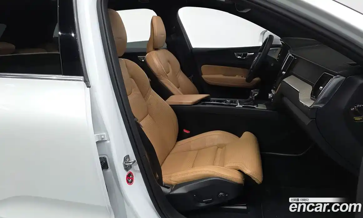 Volvo XC60 2019 2.0 автомат (гидро), фото 17