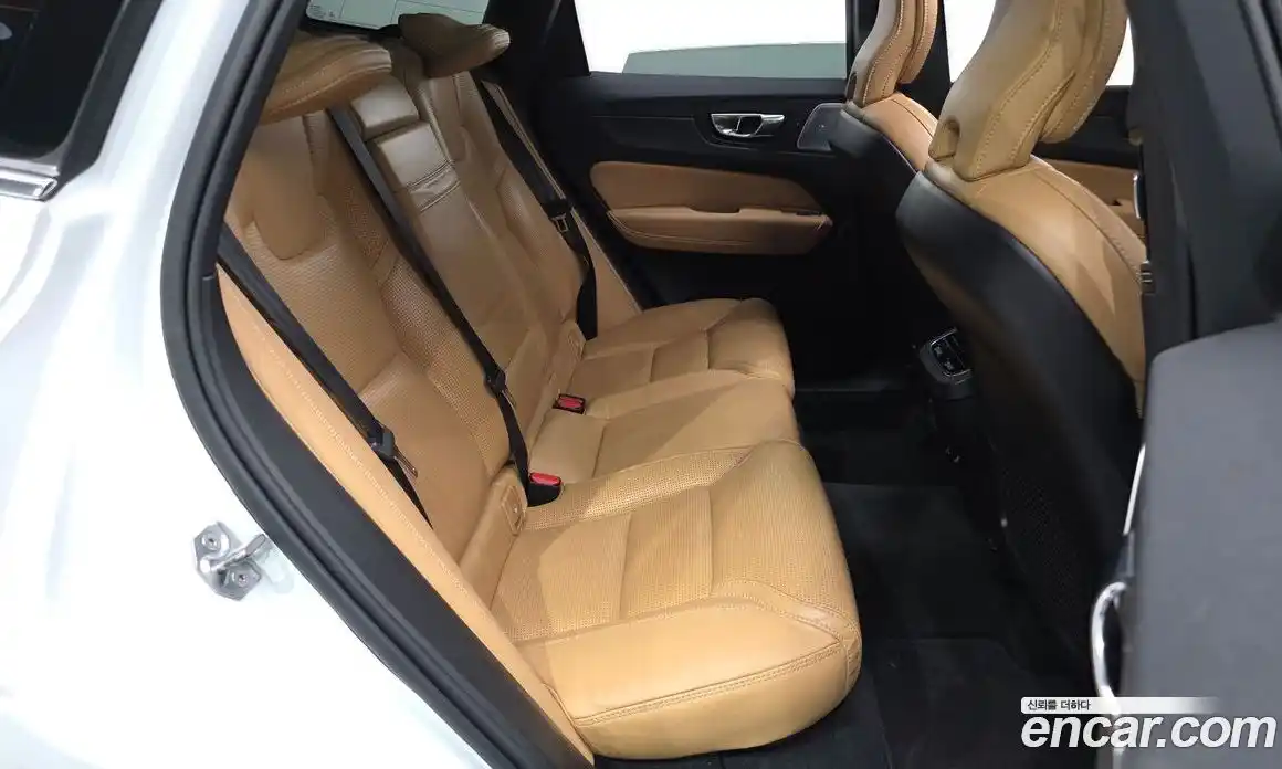 Volvo XC60 2019 2.0 автомат (гидро), фото 18