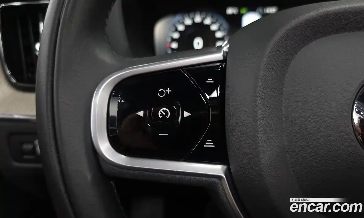 Volvo XC60 2019 2.0 автомат (гидро), фото 36