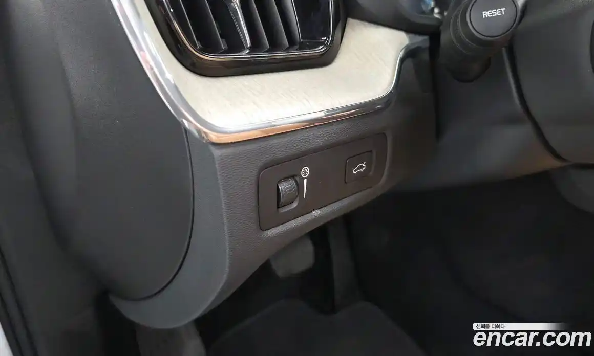 Volvo XC60 2019 2.0 автомат (гидро), фото 38