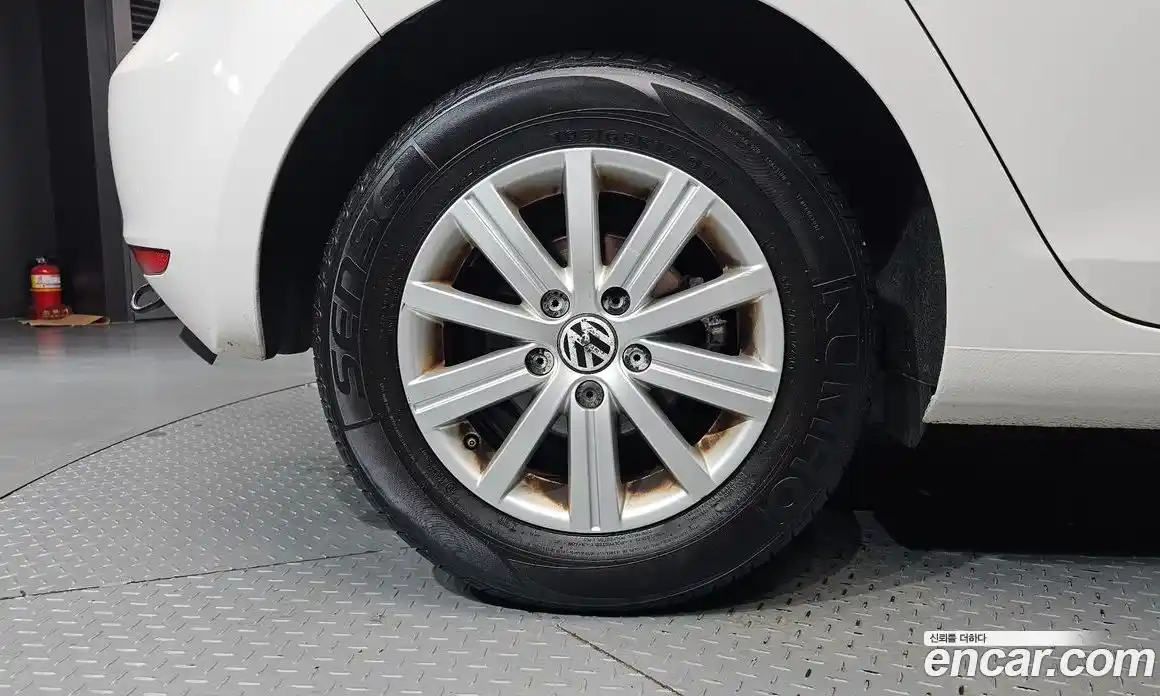 Volkswagen Golf 2011 1.6 автомат (гидро), фото 5