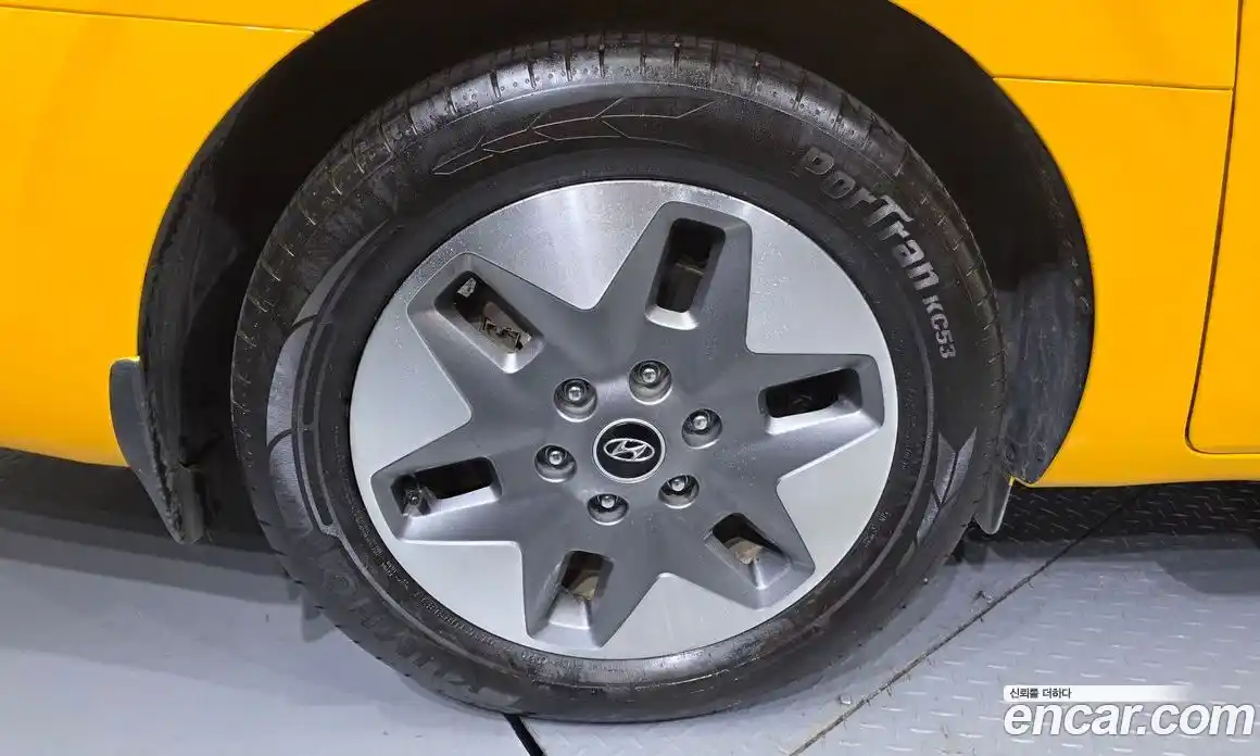 Hyundai Staria 2023 3.5 автомат (гидро), фото 5