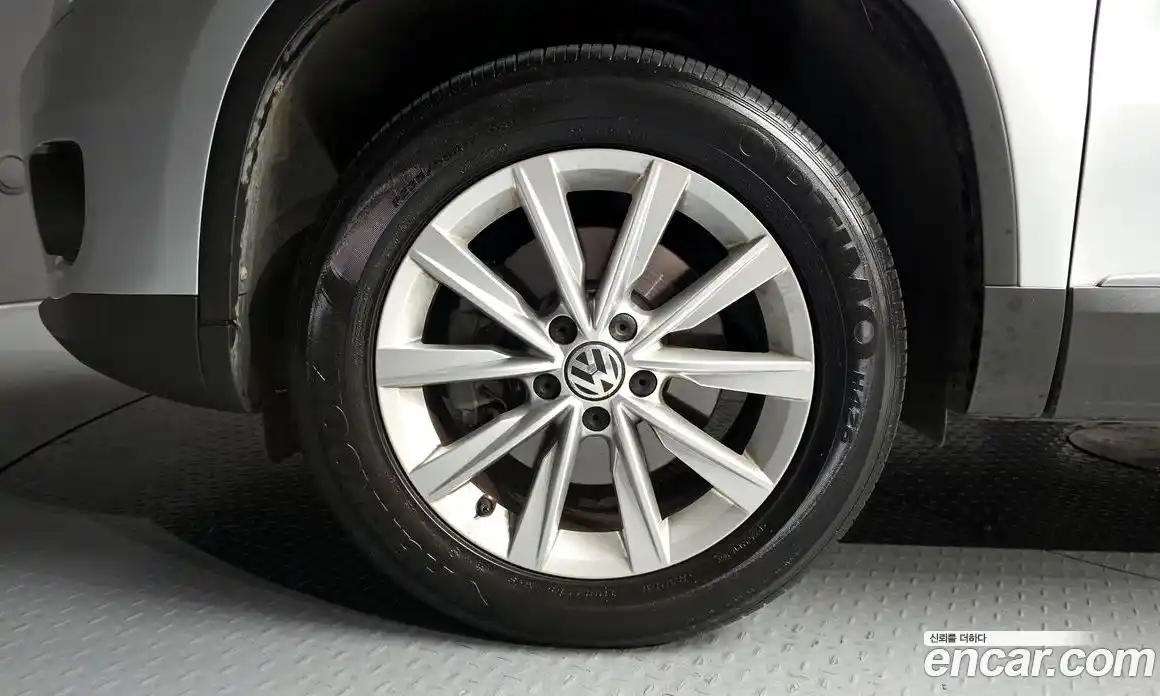 Volkswagen Tiguan 2012 2.0 автомат (гидро), фото 5