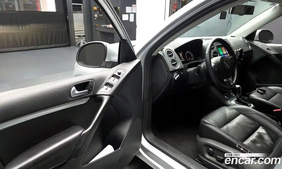 Volkswagen Tiguan 2012 2.0 автомат (гидро), фото 10