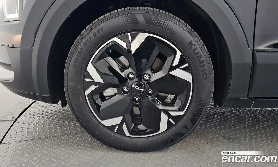 Kia Niro 2023 0.2 автомат (гидро), фото 4