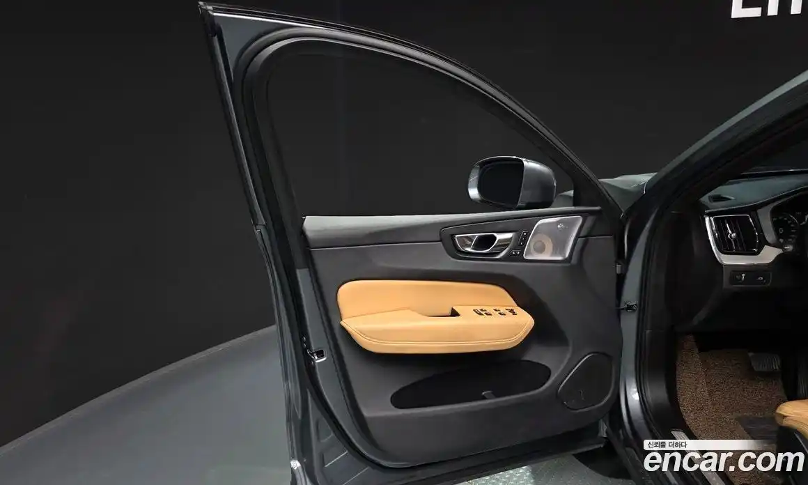 Volvo XC60 2019 2.0 автомат (гидро), фото 14