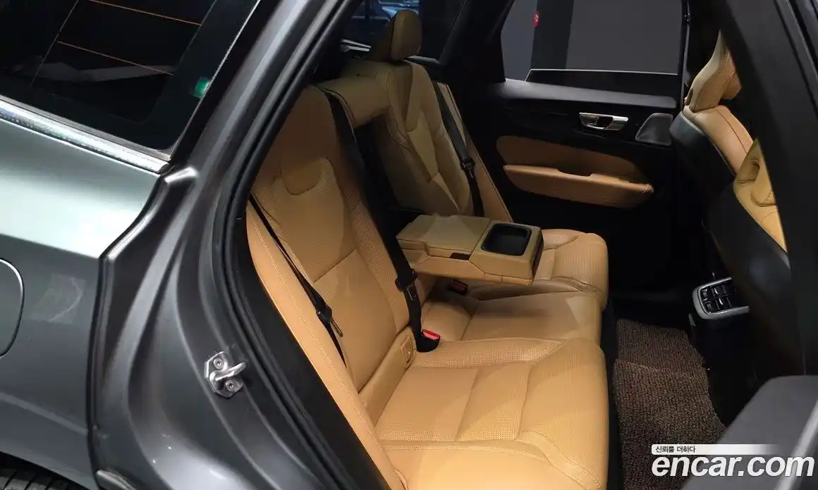 Volvo XC60 2019 2.0 автомат (гидро), фото 17