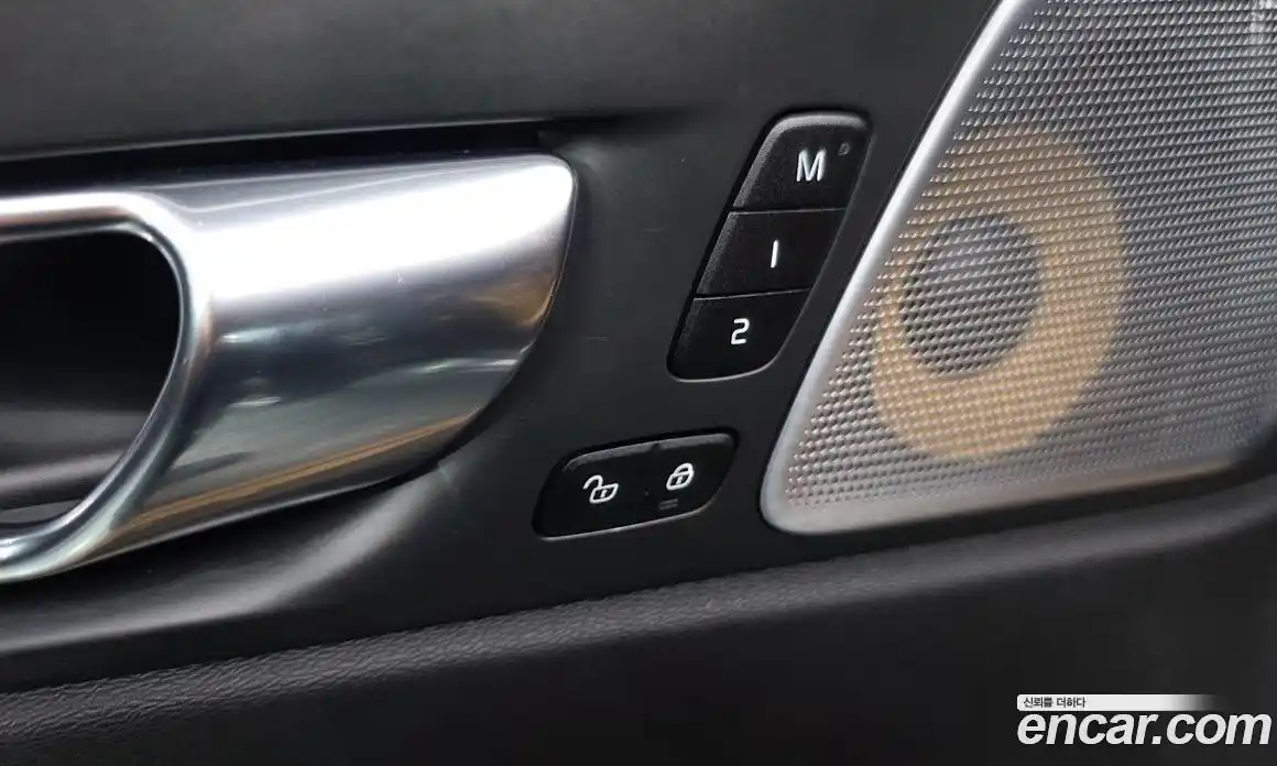 Volvo XC60 2019 2.0 автомат (гидро), фото 30