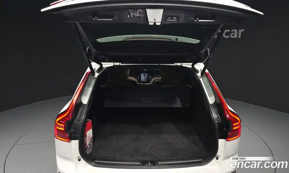Volvo XC60 2019 2.0 автомат (гидро), фото 20