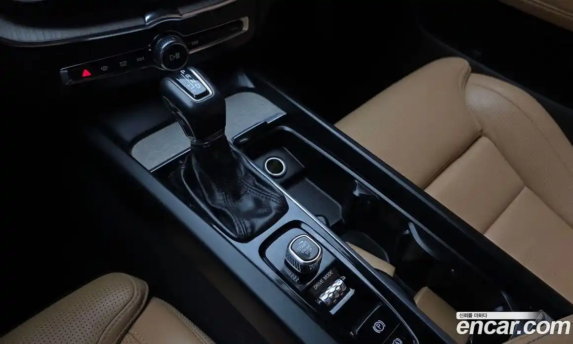 Volvo XC60 2019 2.0 автомат (гидро), фото 9