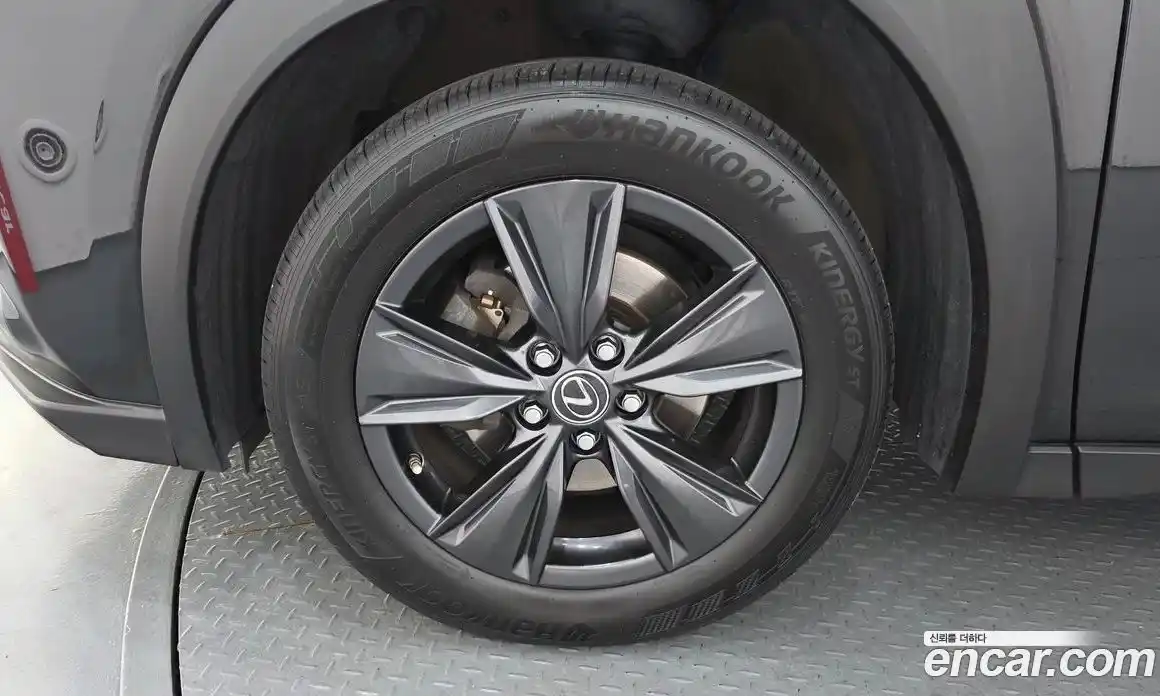 Lexus UX 2021 2.0 автомат (гидро), фото 5 Lexus UX 2021 2.0 автомат (гидро), фото 5