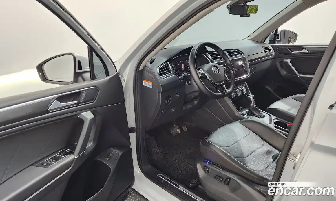 Volkswagen Tiguan 2018 2.0 автомат (гидро), фото 13