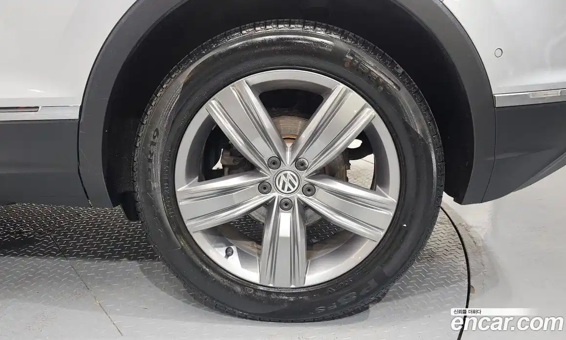 Volkswagen Tiguan 2018 2.0 автомат (гидро), фото 7