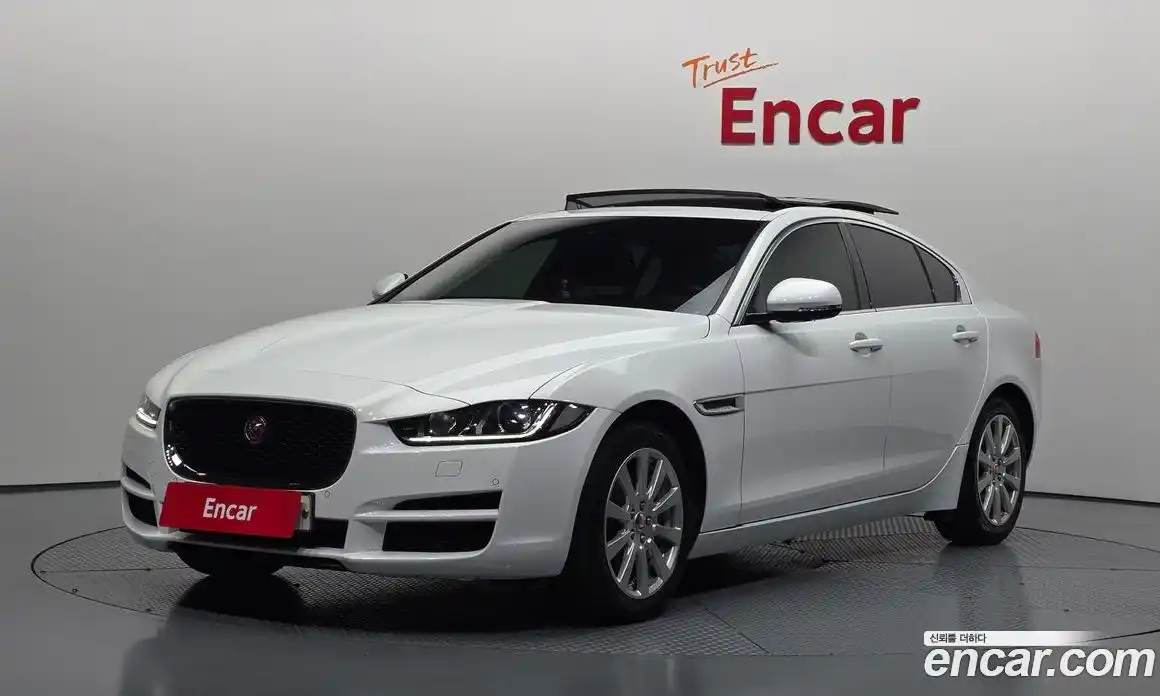 Jaguar XE 2017 2.0 автомат (гидро), фото 1 Jaguar XE 2017 2.0 автомат (гидро), фото 1