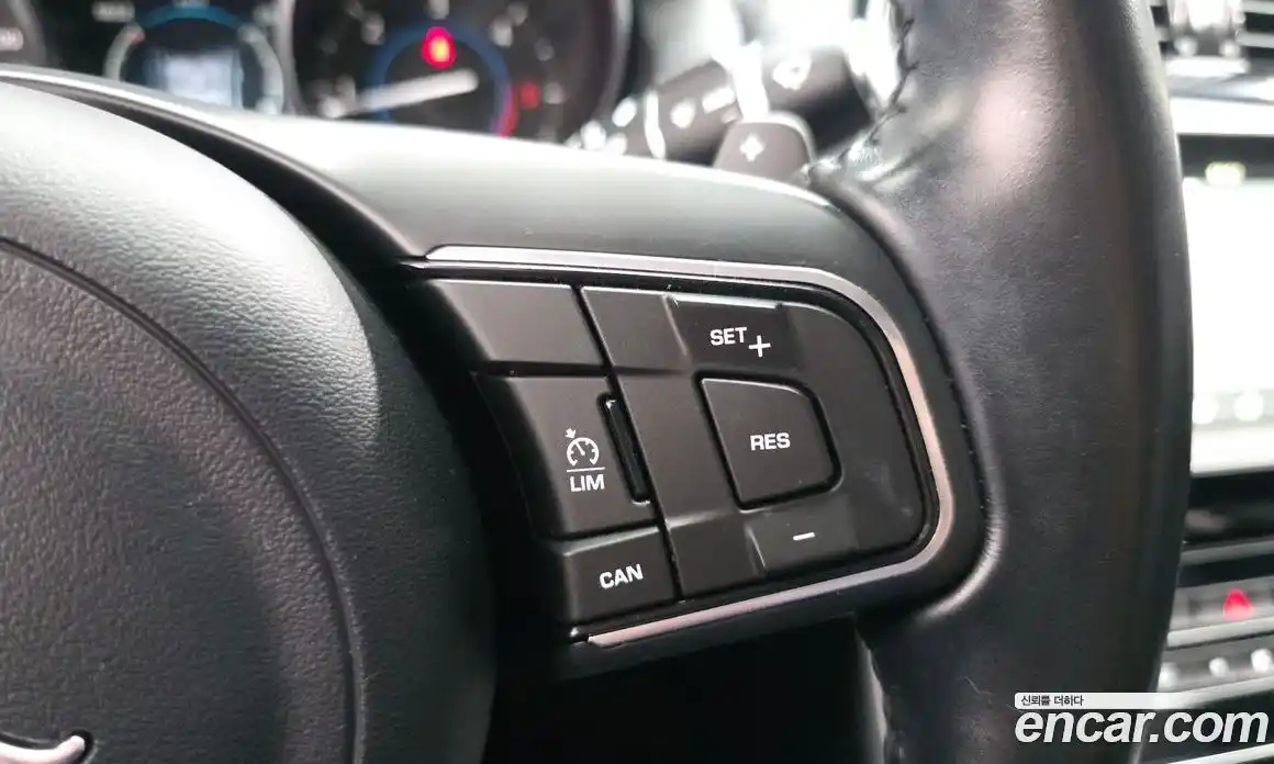 Jaguar XE 2017 2.0 автомат (гидро), фото 17 Jaguar XE 2017 2.0 автомат (гидро), фото 17