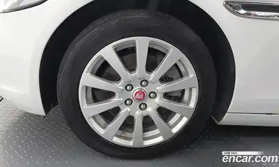 Jaguar XE 2017 2.0 автомат (гидро), миниатюра 5 Jaguar XE 2017 2.0 автомат (гидро), миниатюра 5