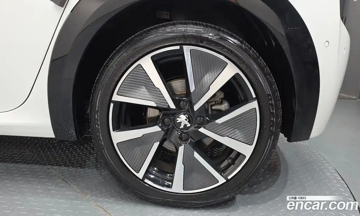 Peugeot 208 2022 0.1 автомат (гидро), фото 6