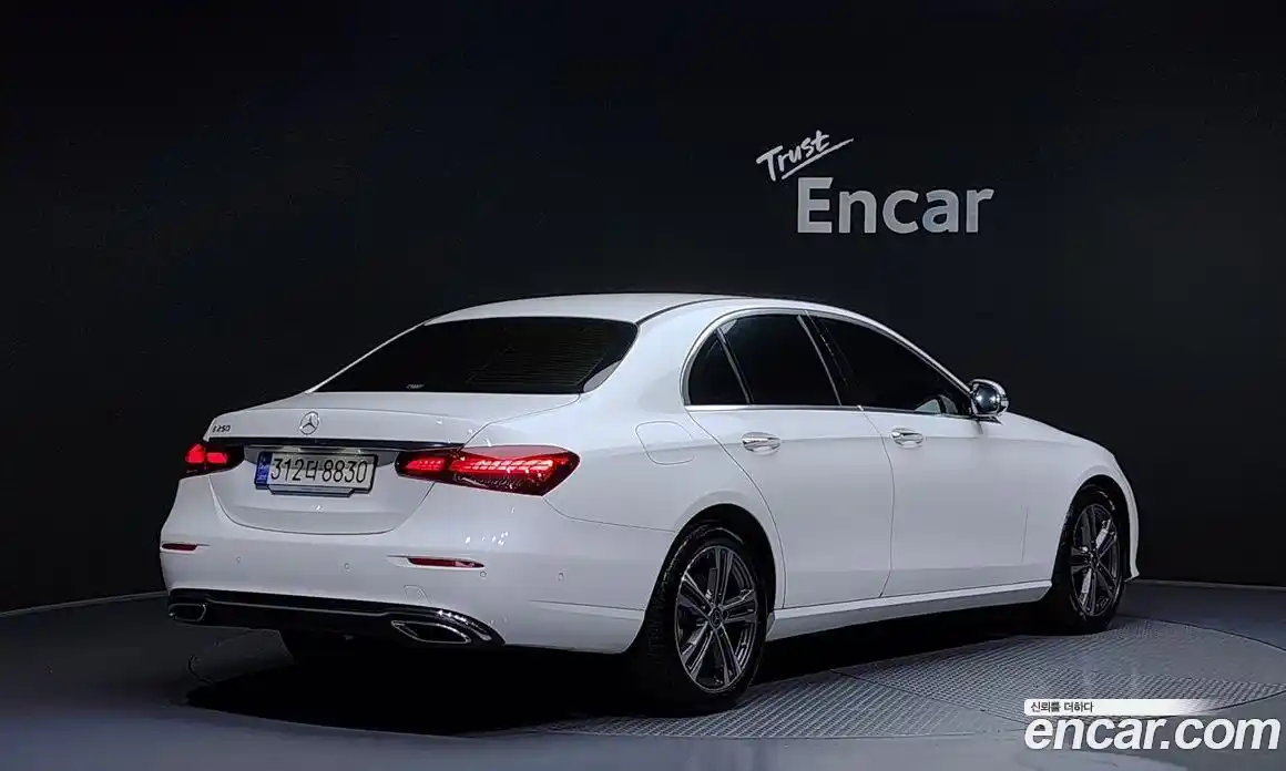 Mercedes-Benz E-Class 2023 2.0 автомат (гидро), фото 2