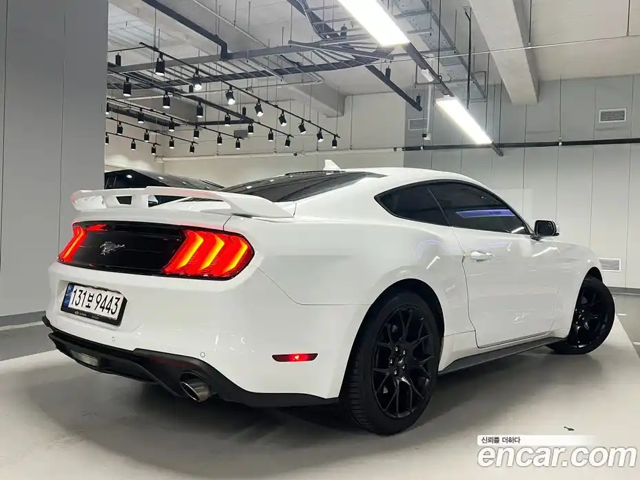 Ford Mustang 2023 2.3 автомат (гидро), фото 2