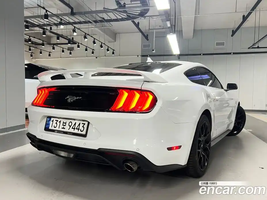 Ford Mustang 2023 2.3 автомат (гидро), фото 4