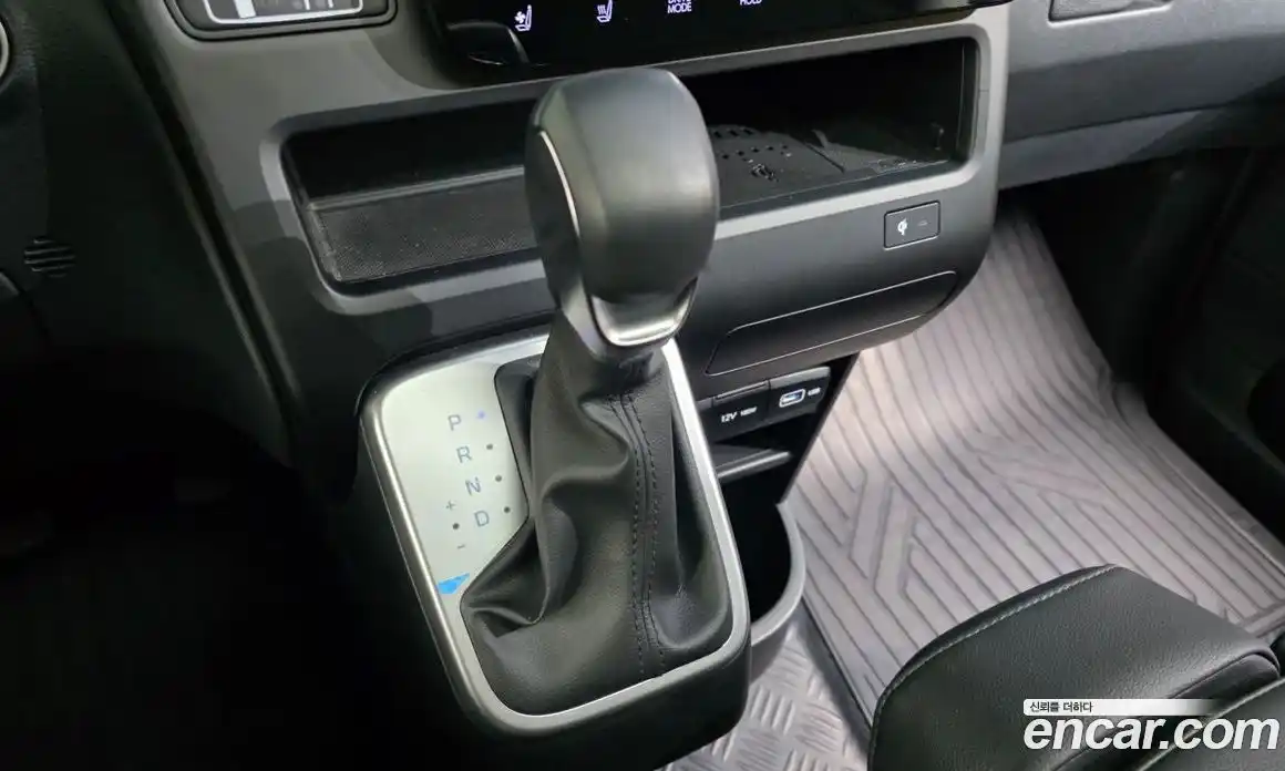 Hyundai Staria 2023 2.2 автомат (гидро), фото 12