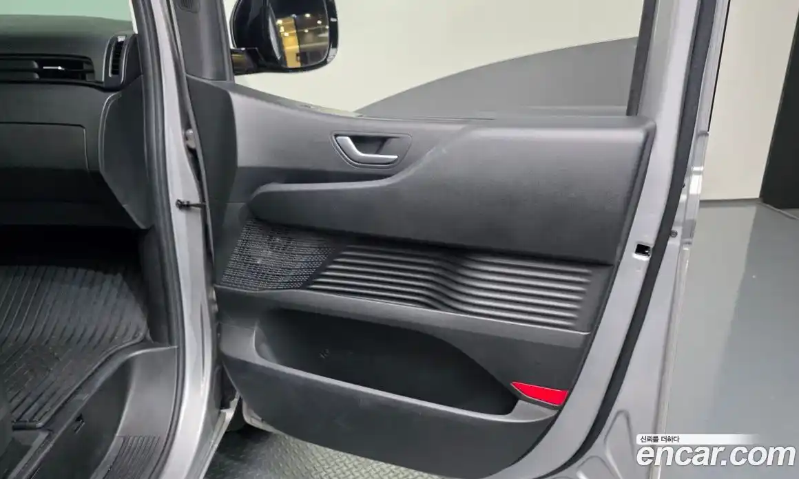 Hyundai Staria 2023 2.2 автомат (гидро), фото 15