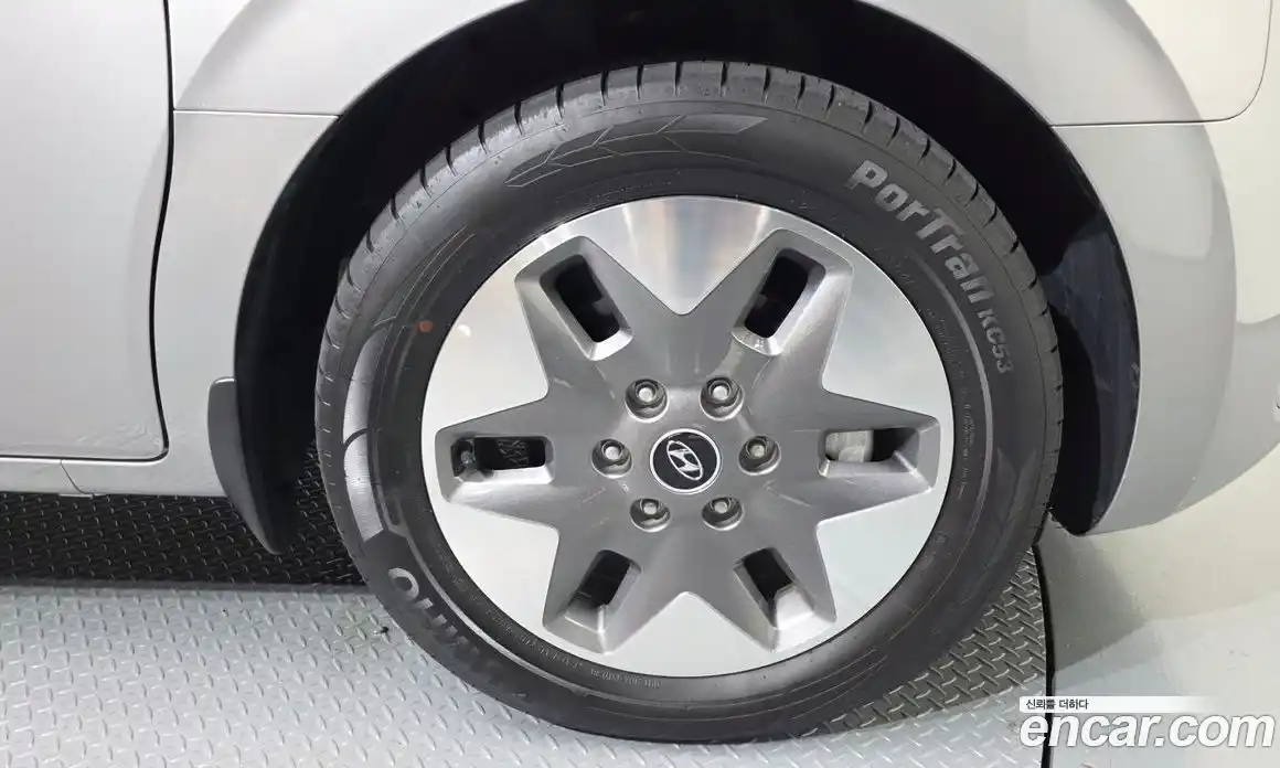 Hyundai Staria 2023 2.2 автомат (гидро), фото 7