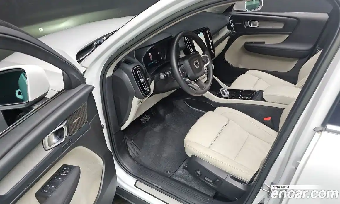 Volvo XC40 2023 2.0 автомат (гидро), фото 13