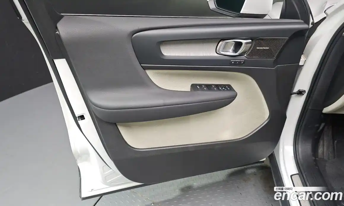 Volvo XC40 2023 2.0 автомат (гидро), фото 14