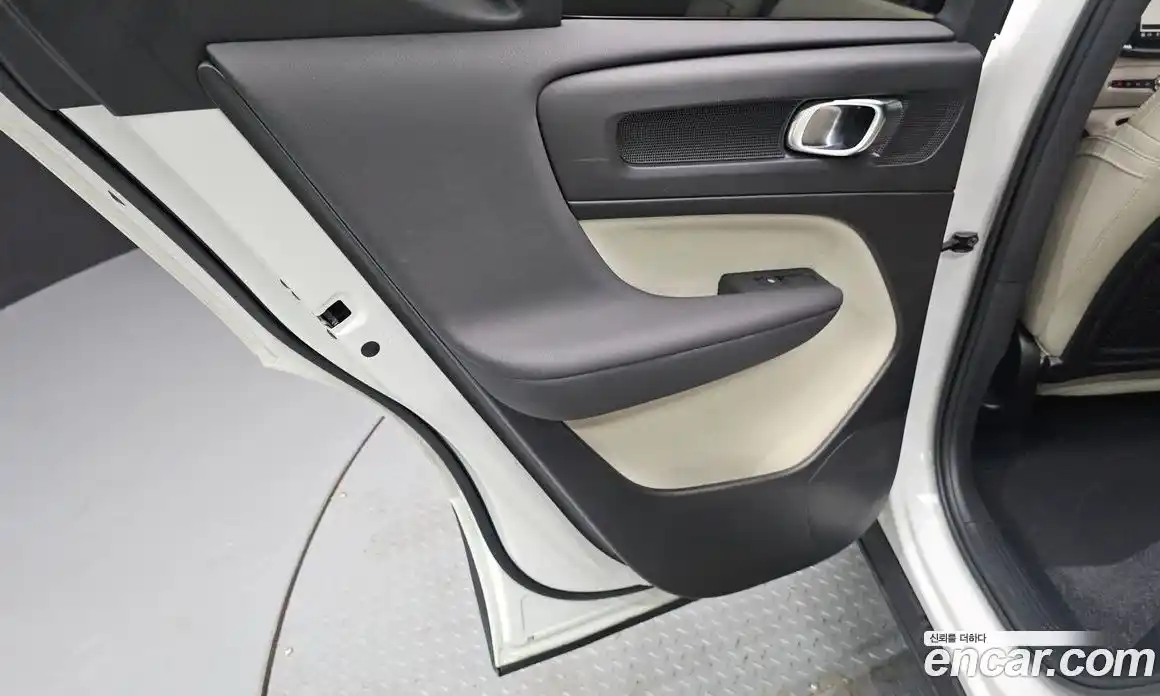 Volvo XC40 2023 2.0 автомат (гидро), фото 15