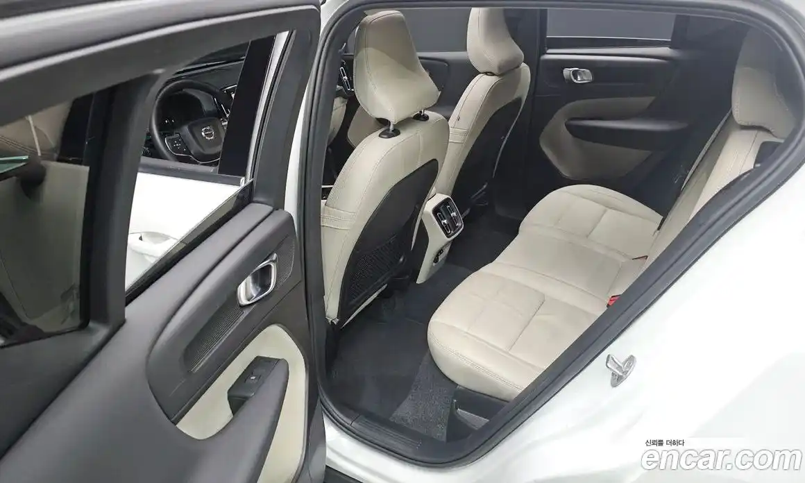 Volvo XC40 2023 2.0 автомат (гидро), фото 16