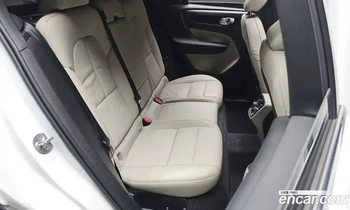 Volvo XC40 2023 2.0 автомат (гидро), фото 17