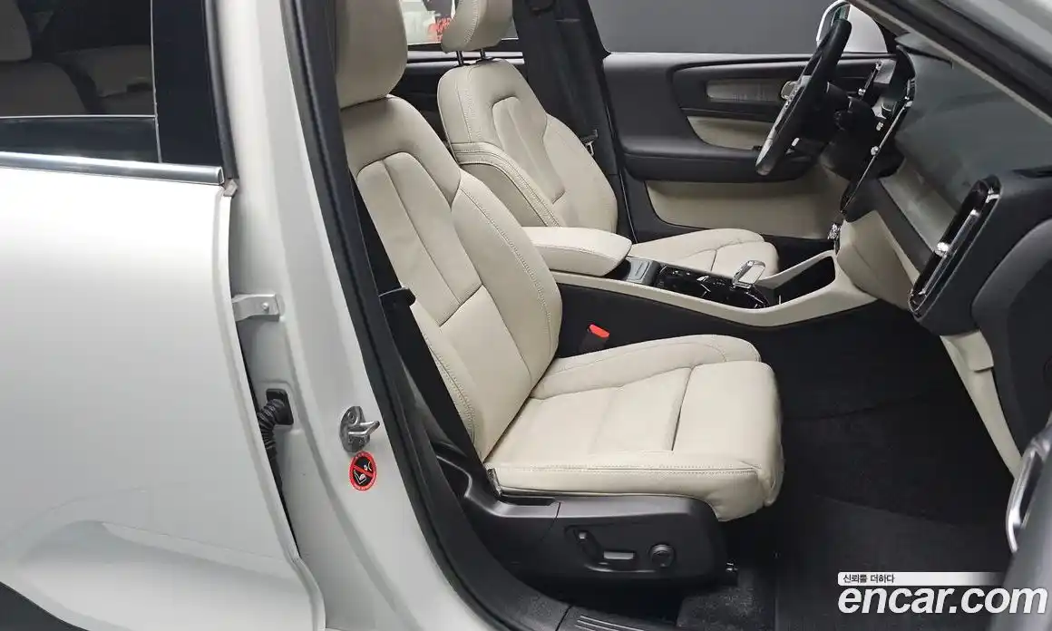 Volvo XC40 2023 2.0 автомат (гидро), фото 18