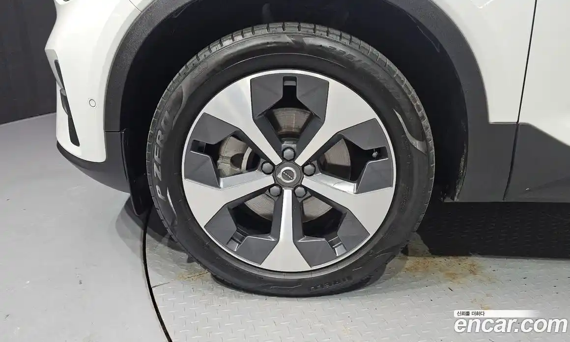 Volvo XC40 2023 2.0 автомат (гидро), фото 5