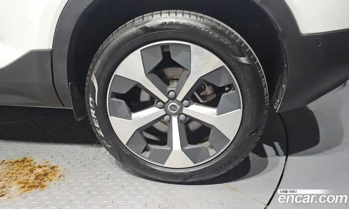 Volvo XC40 2023 2.0 автомат (гидро), фото 7