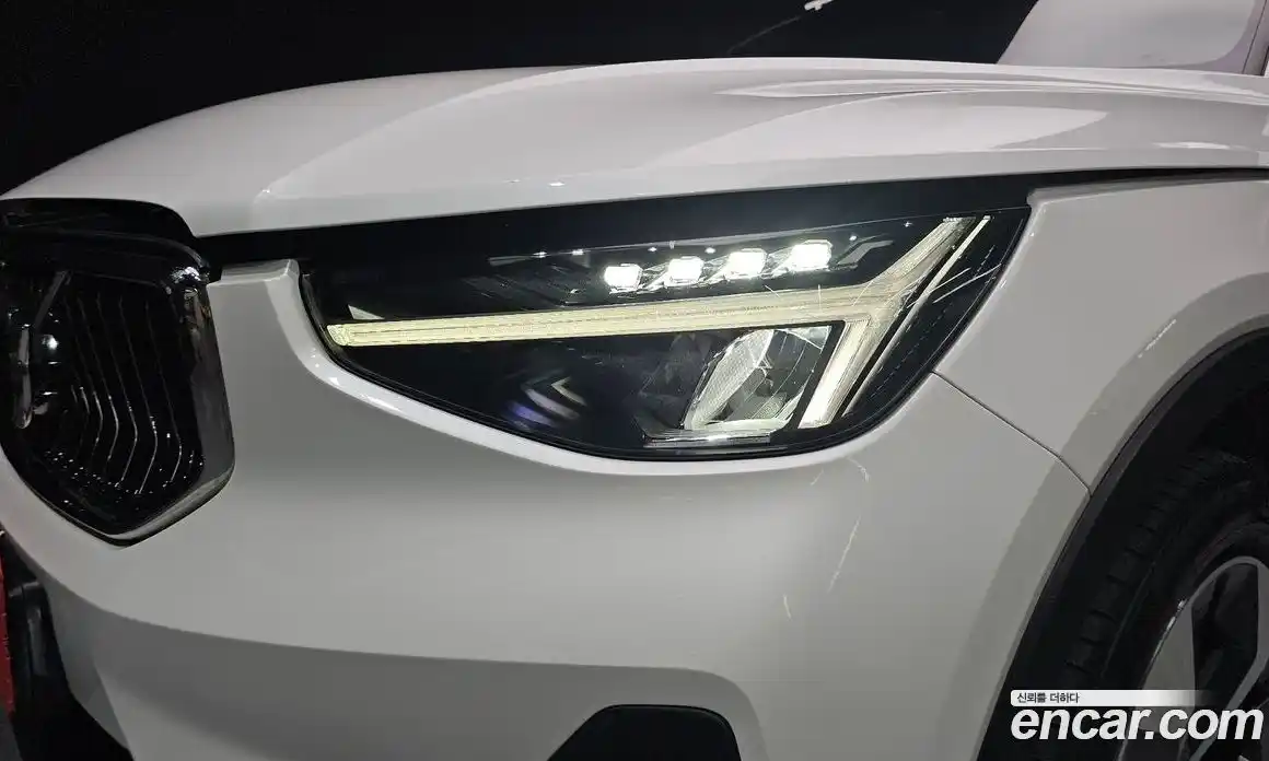Volvo XC40 2023 2.0 автомат (гидро), фото 8