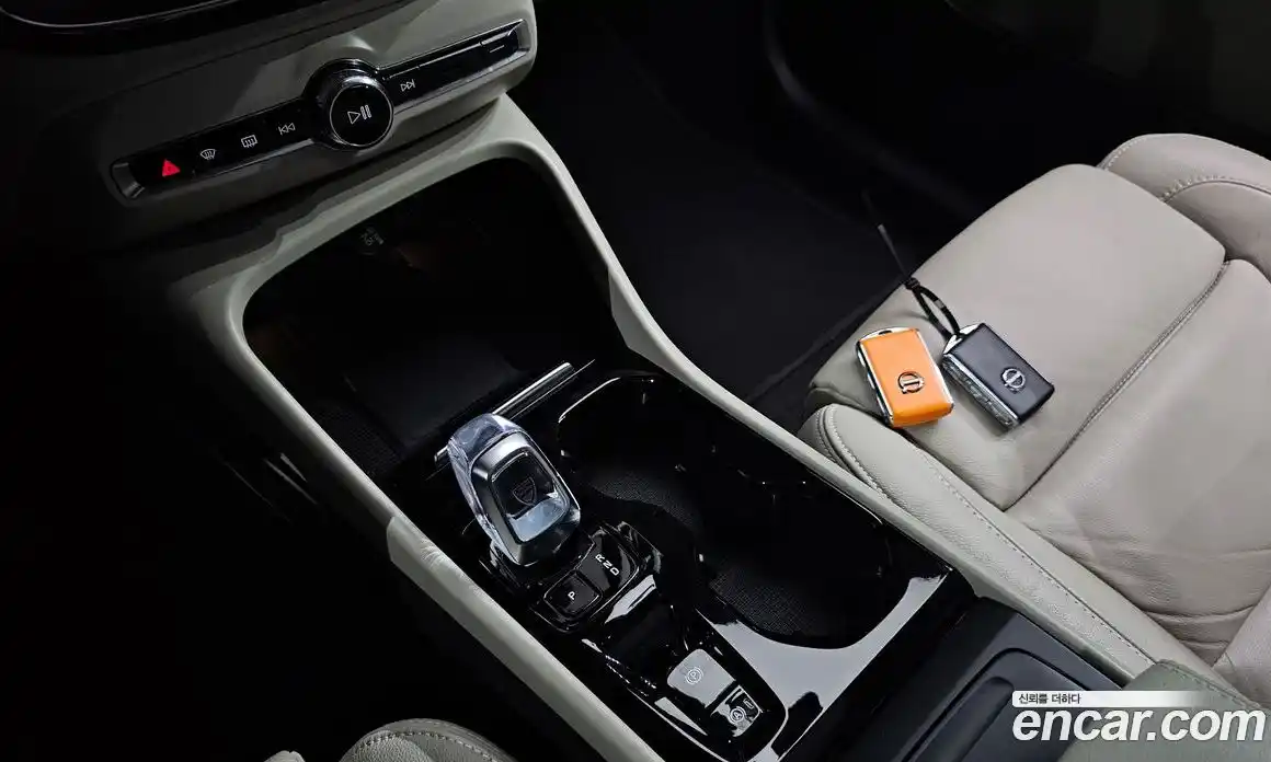 Volvo XC40 2023 2.0 автомат (гидро), фото 12