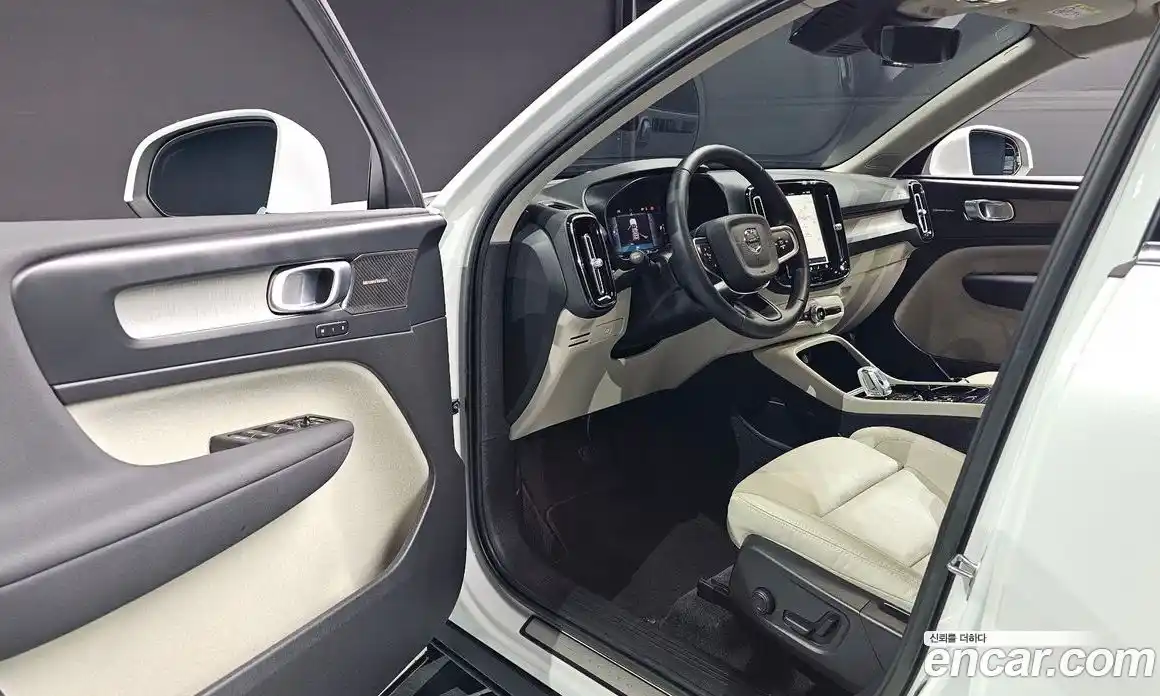 Volvo XC40 2023 2.0 автомат (гидро), фото 13