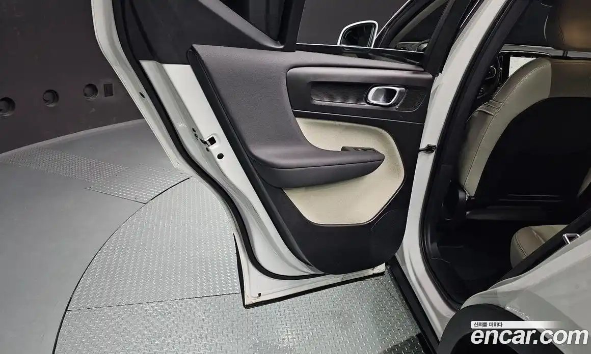Volvo XC40 2023 2.0 автомат (гидро), фото 15