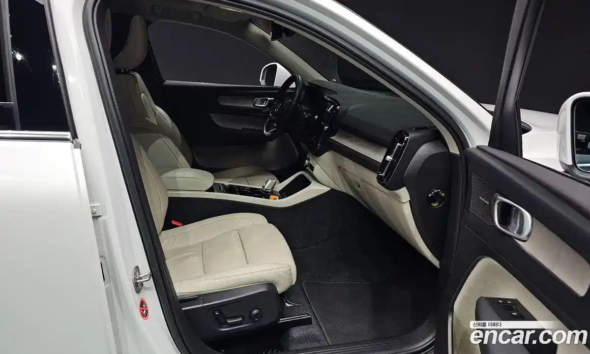 Volvo XC40 2023 2.0 автомат (гидро), фото 16