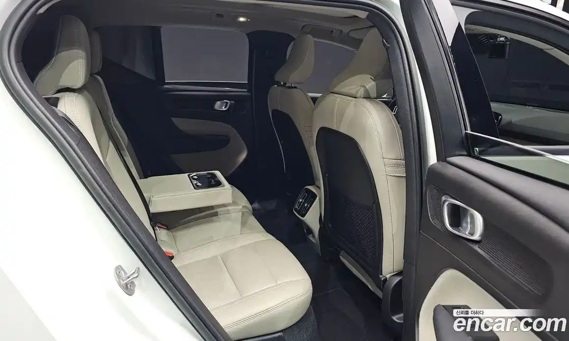 Volvo XC40 2023 2.0 автомат (гидро), фото 17