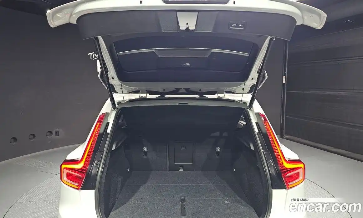 Volvo XC40 2023 2.0 автомат (гидро), фото 26